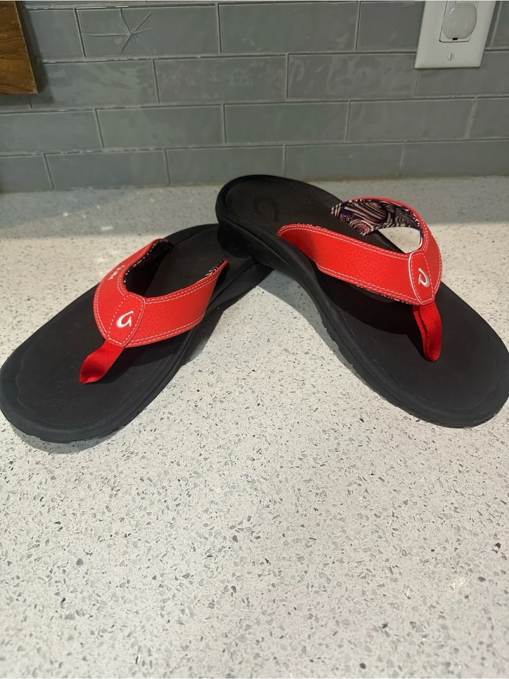 NWOT OLU KAI flip flops mens size 13